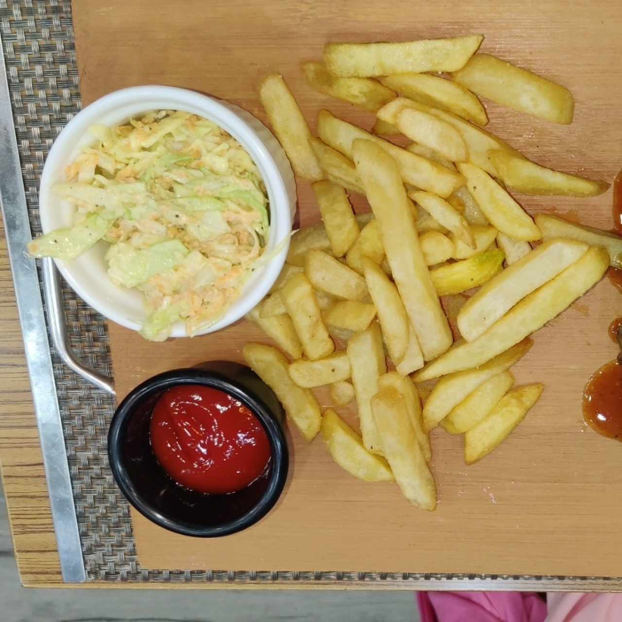 papas fritas y ensalada de repollo con zanahoria (acompañamiento de las Costillas)