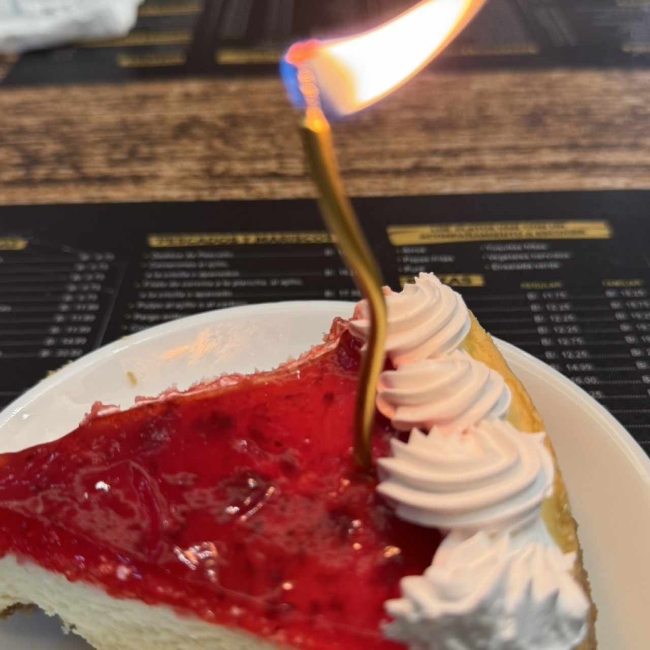 Postres - Cheesecake de fresa con velita por mi cumpleaños 