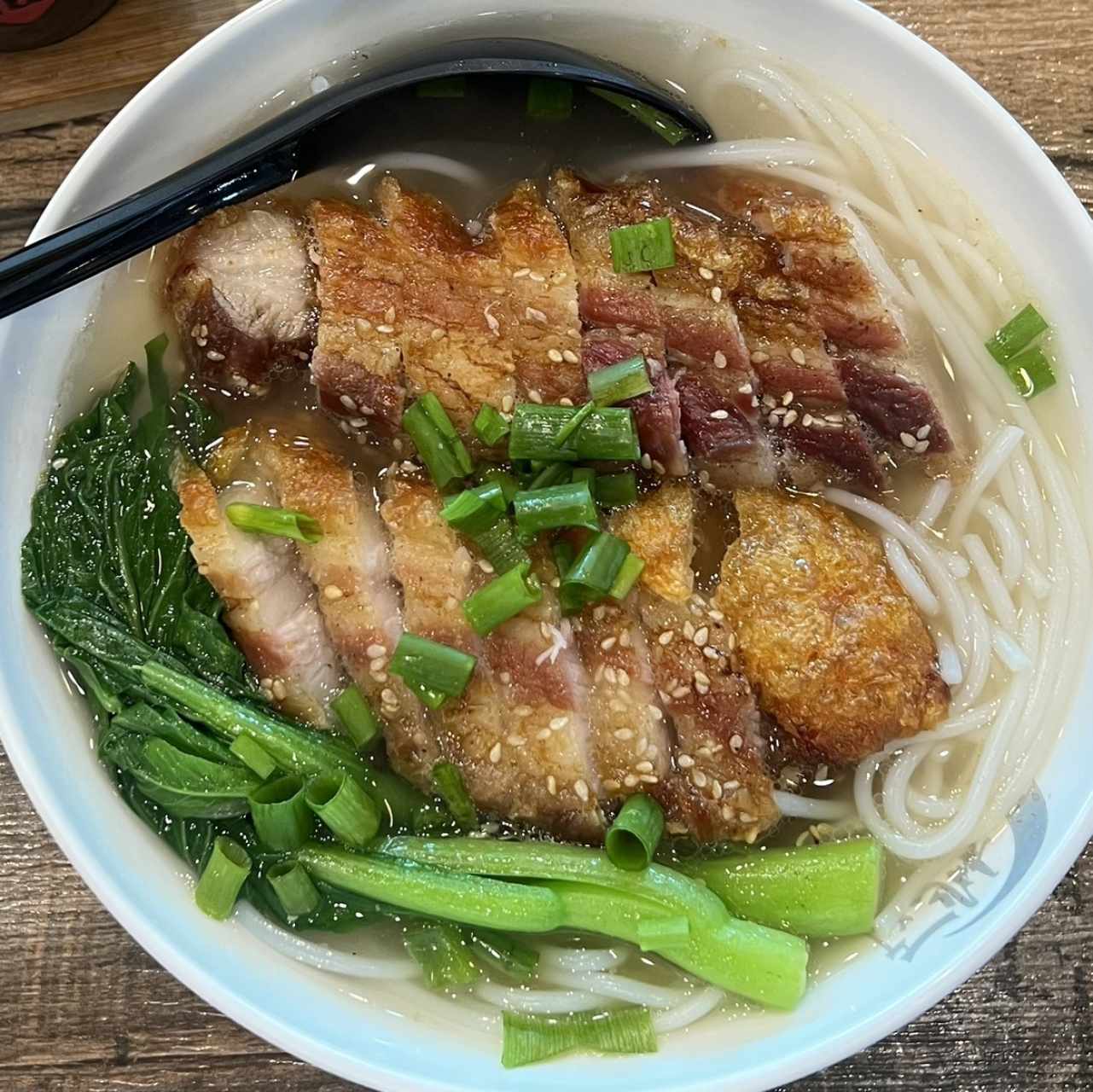 Sopa de fideo con lechon especial