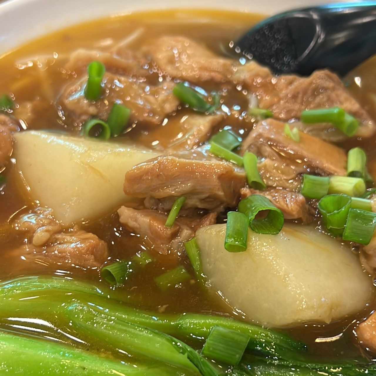 Sopa de fideo con falda