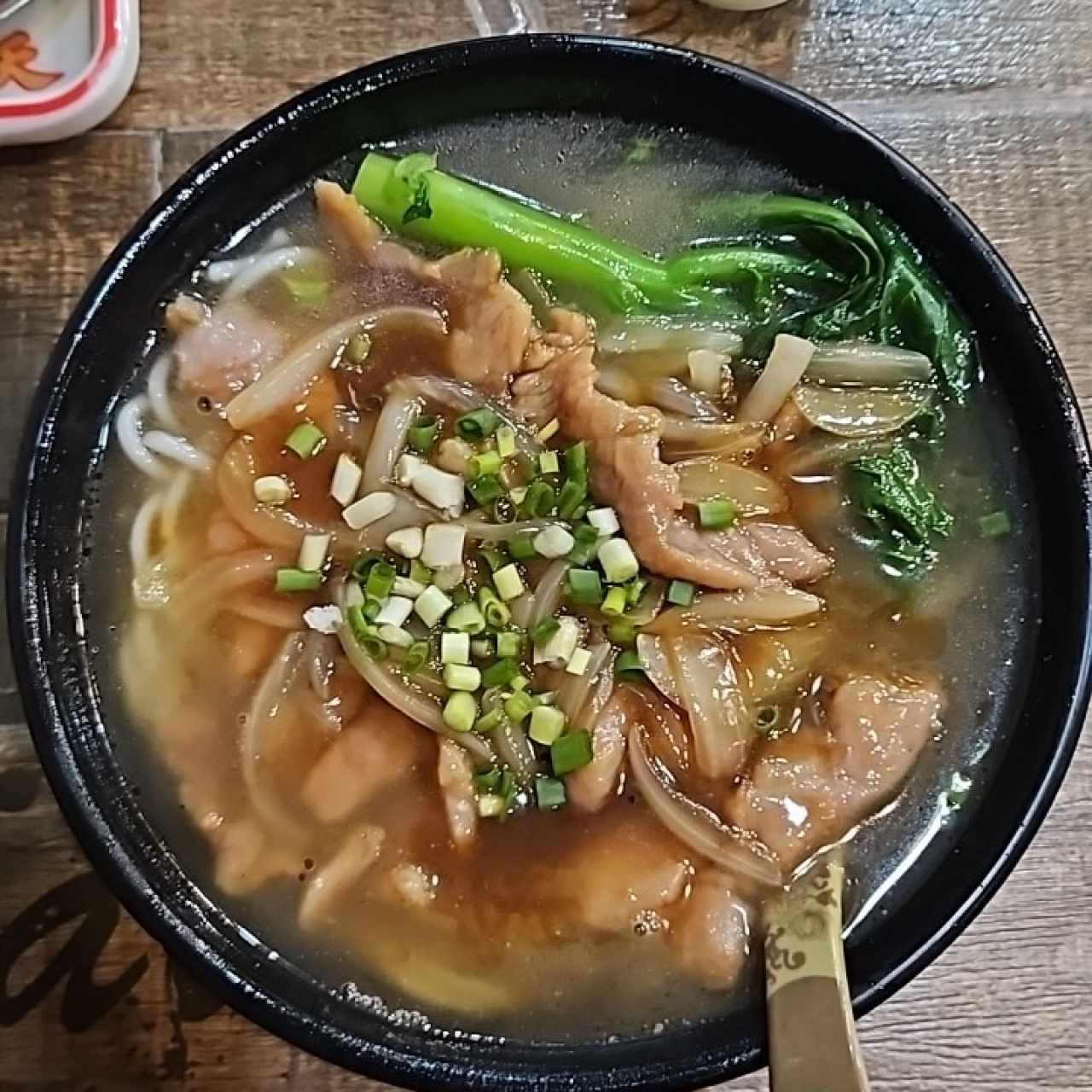 sopa de fideos puerco liso