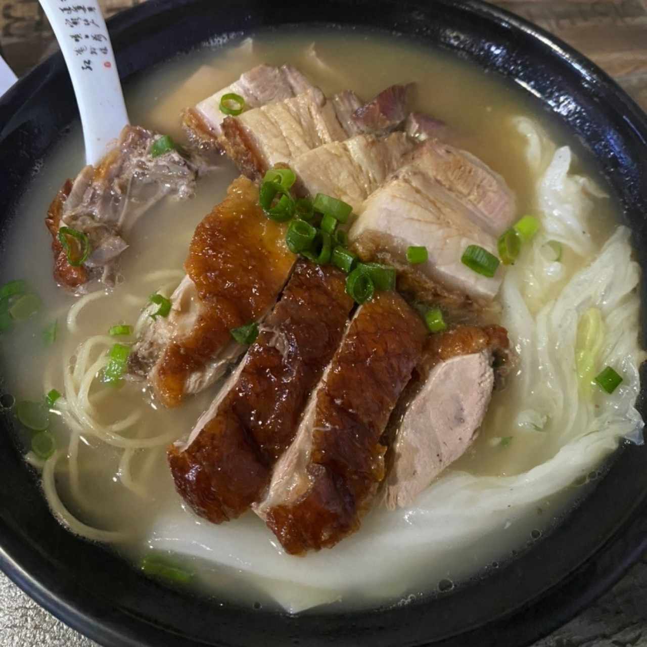Sopa de fideos con pato, lechon y puerco