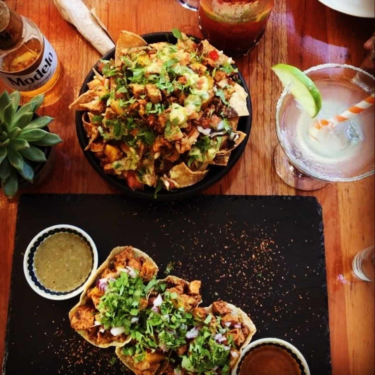 Tacos de tinga de pollo y nachos