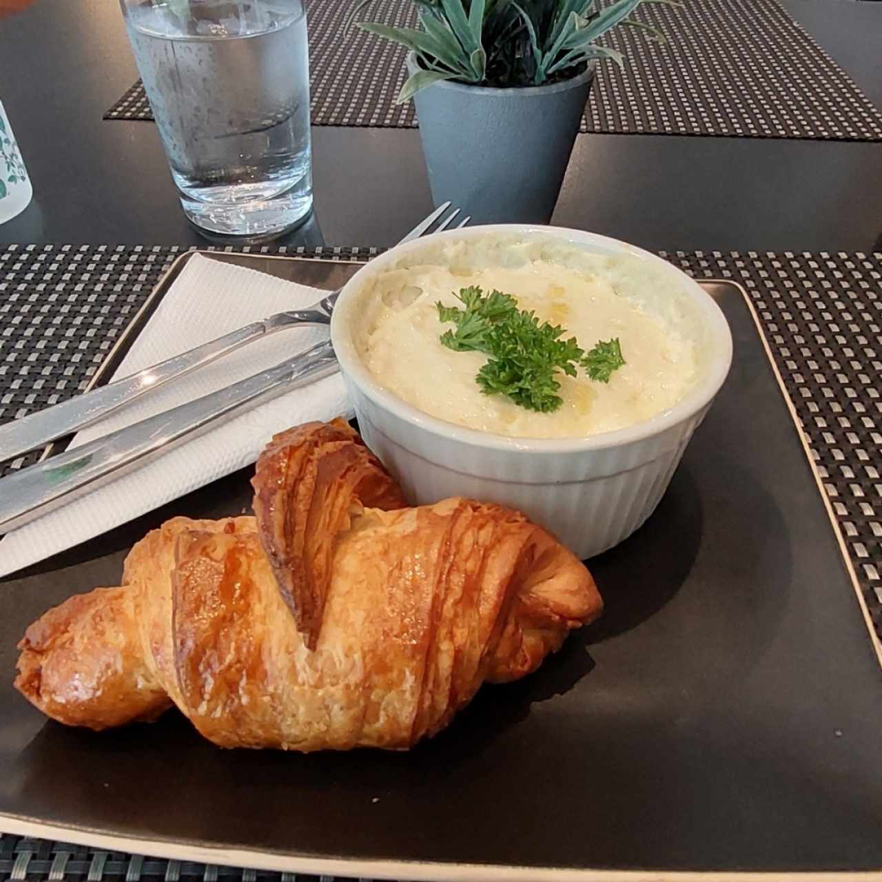 Eggs cocotte y croissant