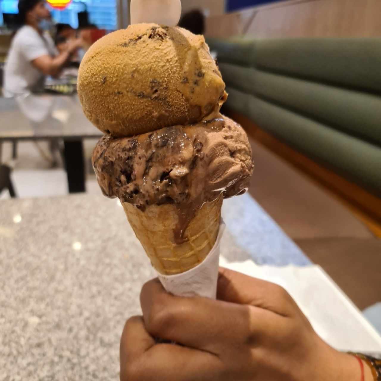 cono de dulce de leche tentación y chocolate granizado
