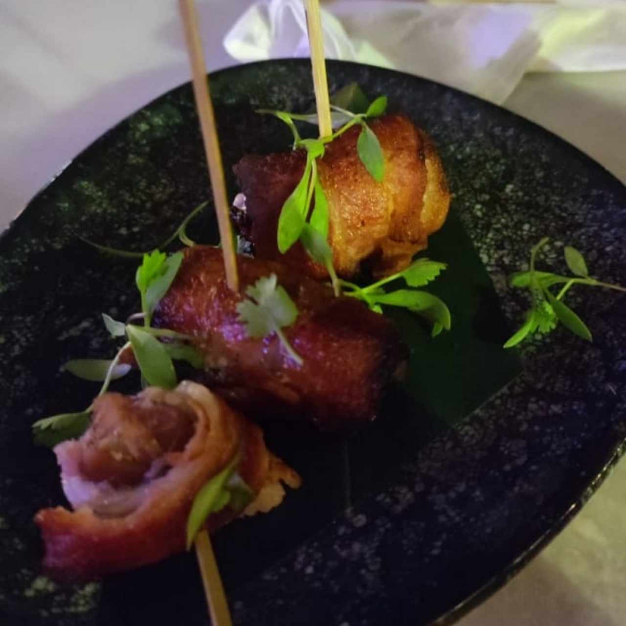 Rollitos de balcón con dátiles y blue cheese 