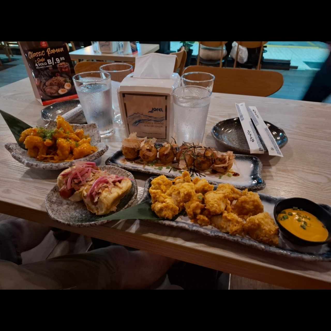 Entradas - Karage chicken  mini dogs