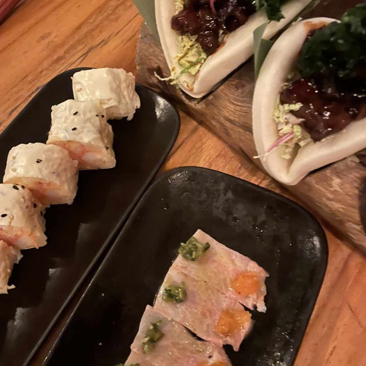 Roll dinamita, bao de costilla y tiradito