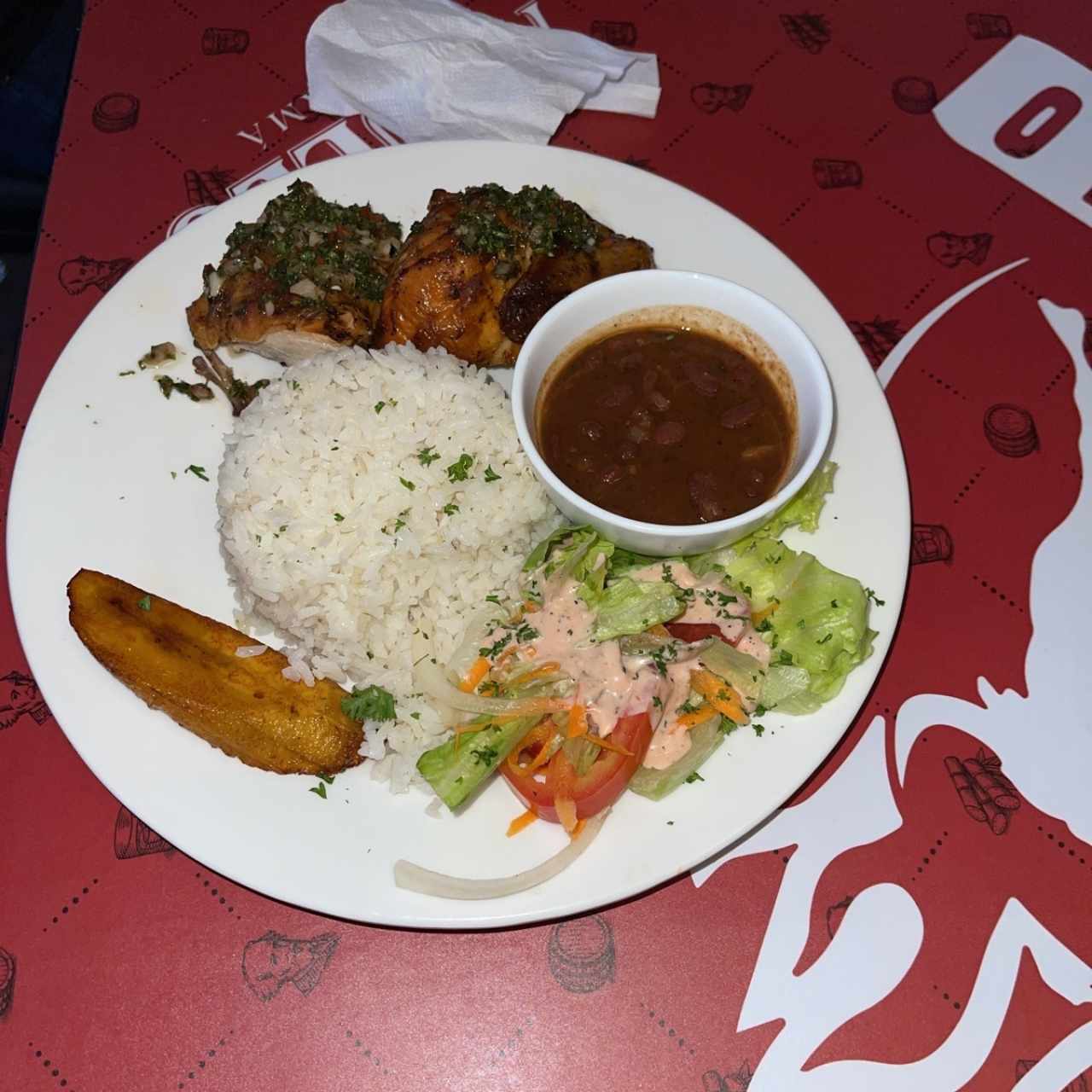Pollo al grill con arroz y ensalada