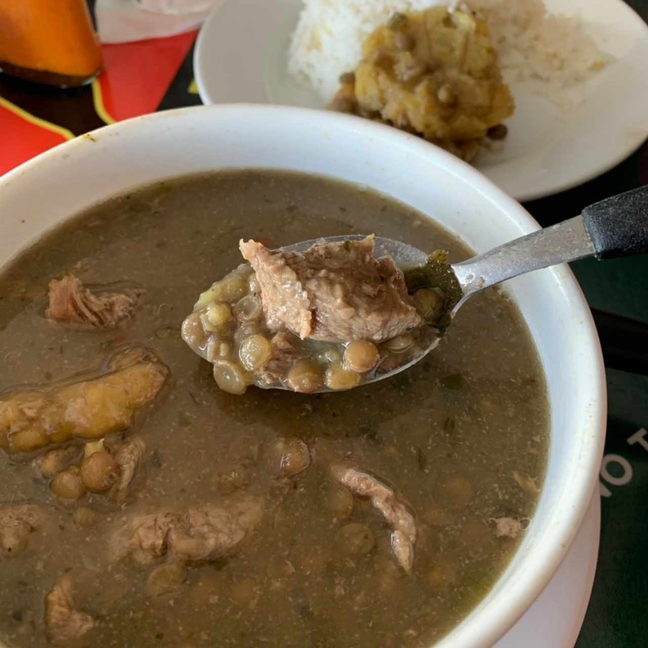 Sopa de carne con lentejas