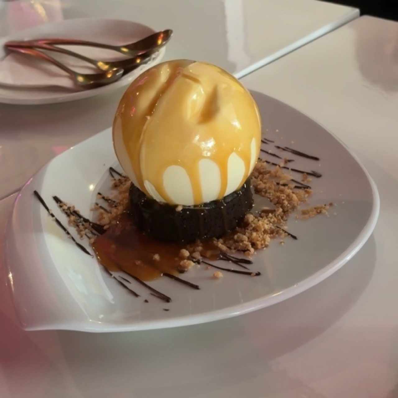 Brownie con helado cubierto con chocolate blanco