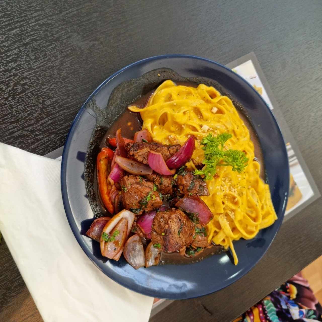 Fetuccini a la HuancaÍna con Lomo Saltado