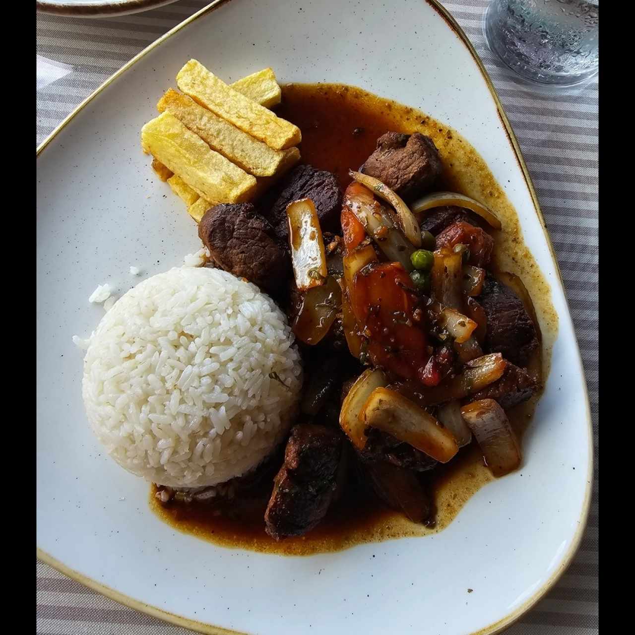 Platos Fuertes - Lomo Saltado