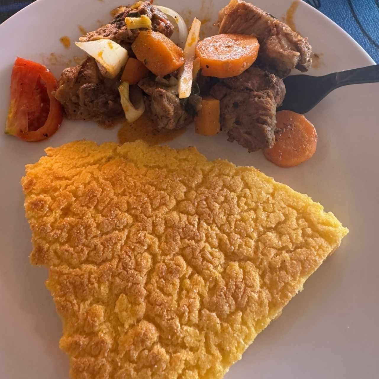 Tortilla asada rellena de queso blanco con puerco guisado