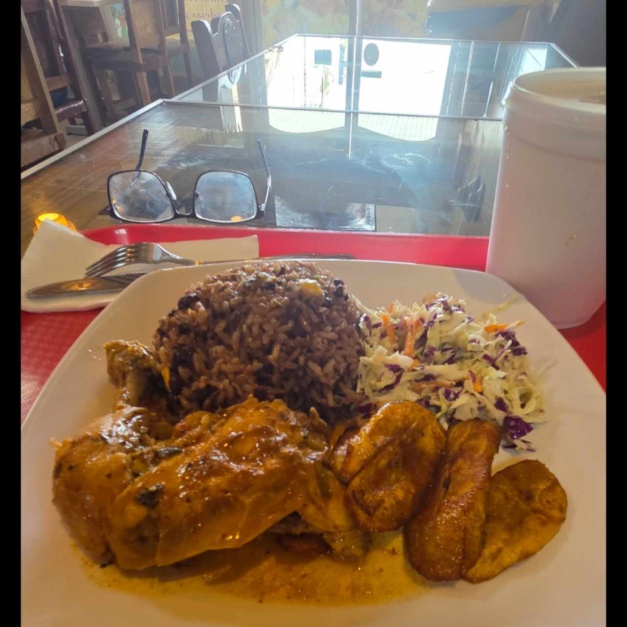 arroz con frijoles y pollo guisado 