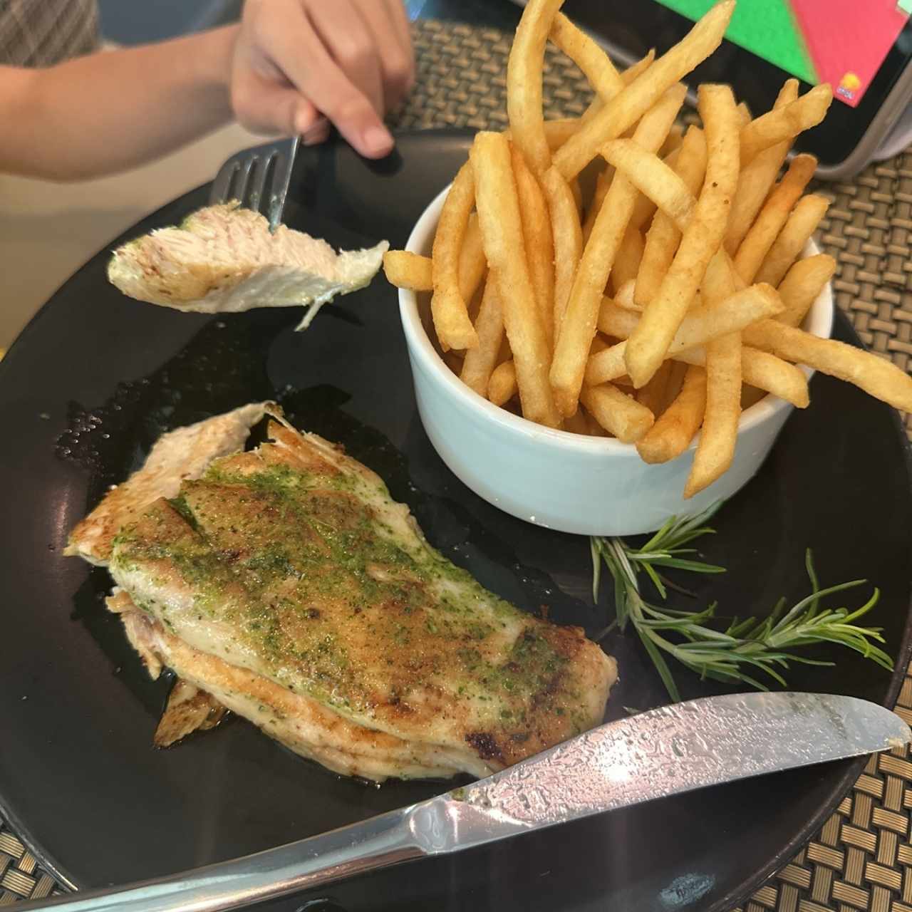 Kids menu / pollo al grill con papas