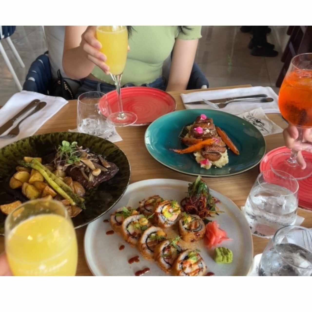 Entraña, pato a la naranja, sushi roll y mimosa