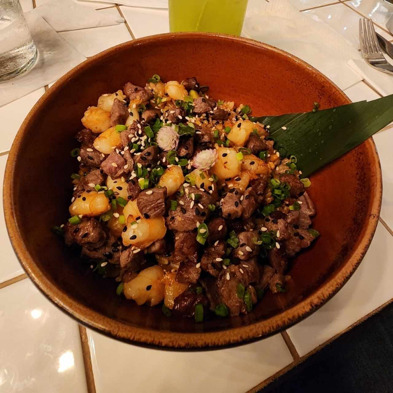 arroz frito estilo wok con wagyu y camarones