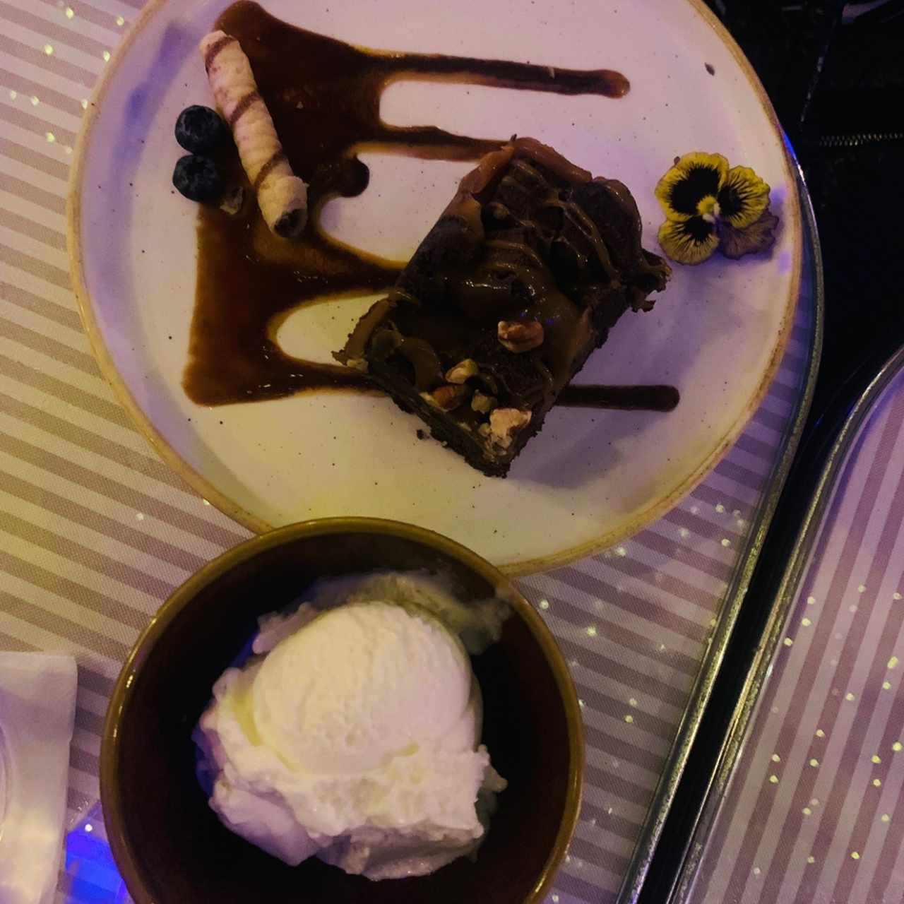 Brownie y helado de vainilla