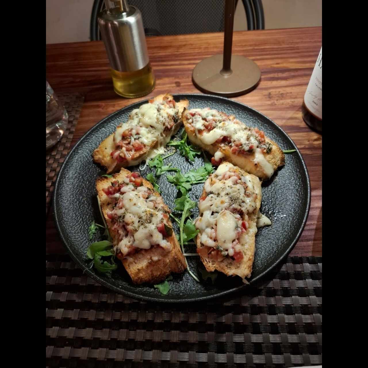ENTRADAS - Bruschetta Tricolore