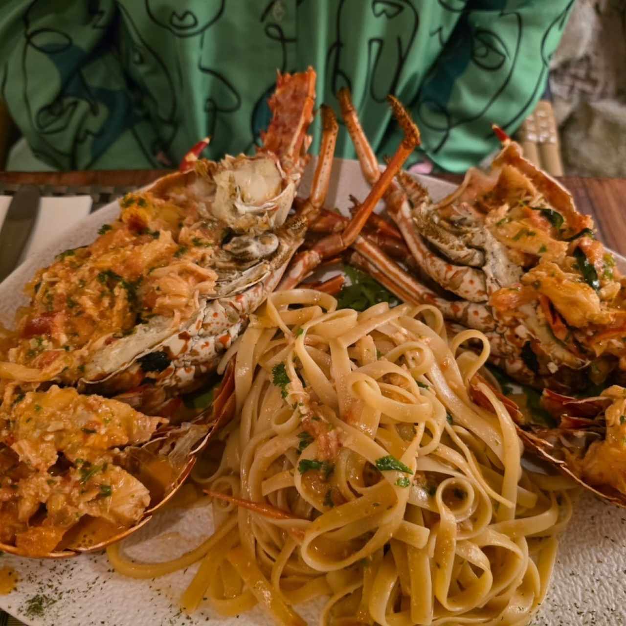 Pasta con langosta en salsa rosada