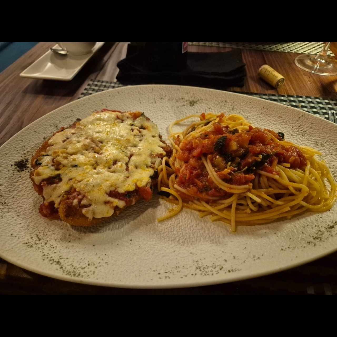 Pechuga Parmesana y pasta pomodoro