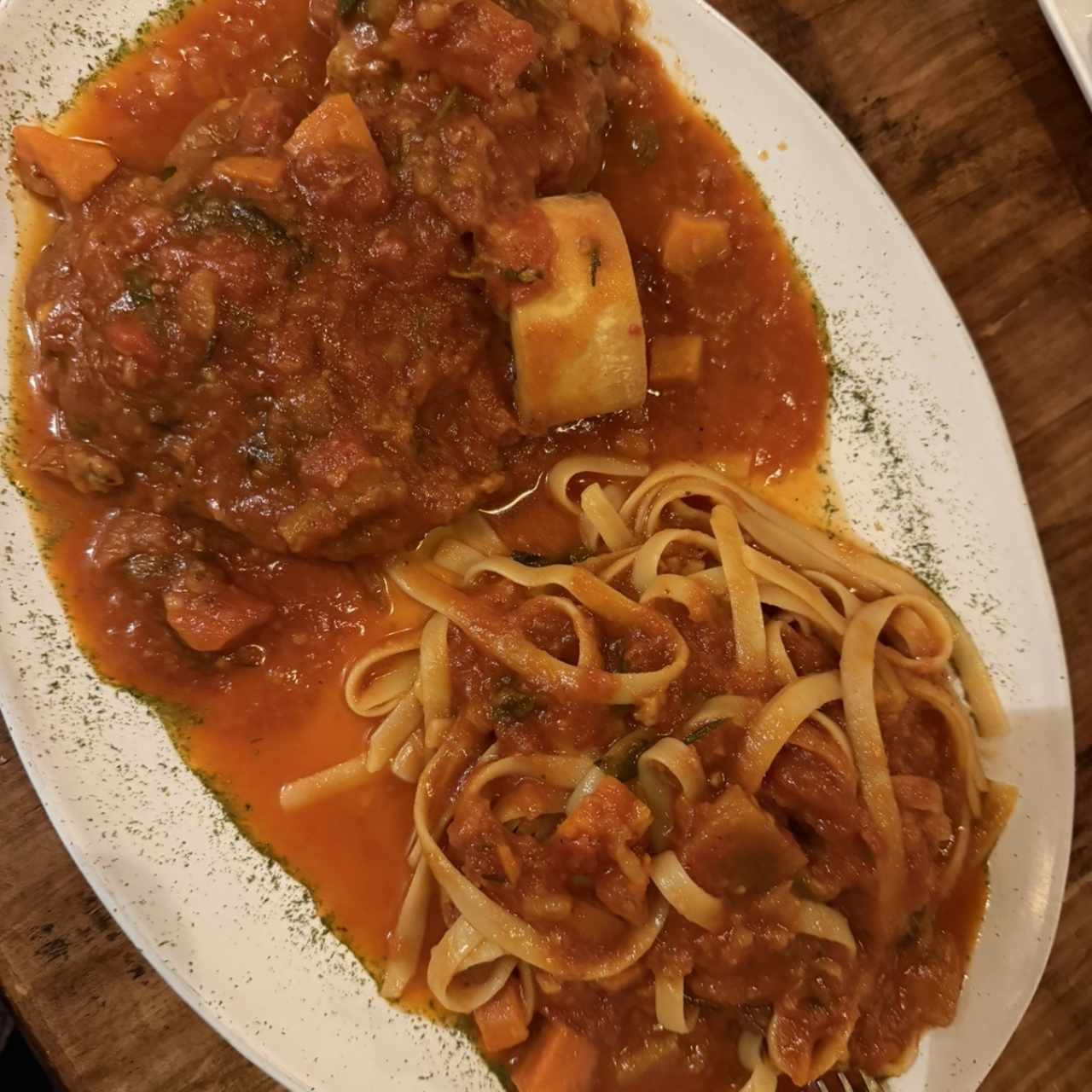 Oso buco con pasta en su salsa