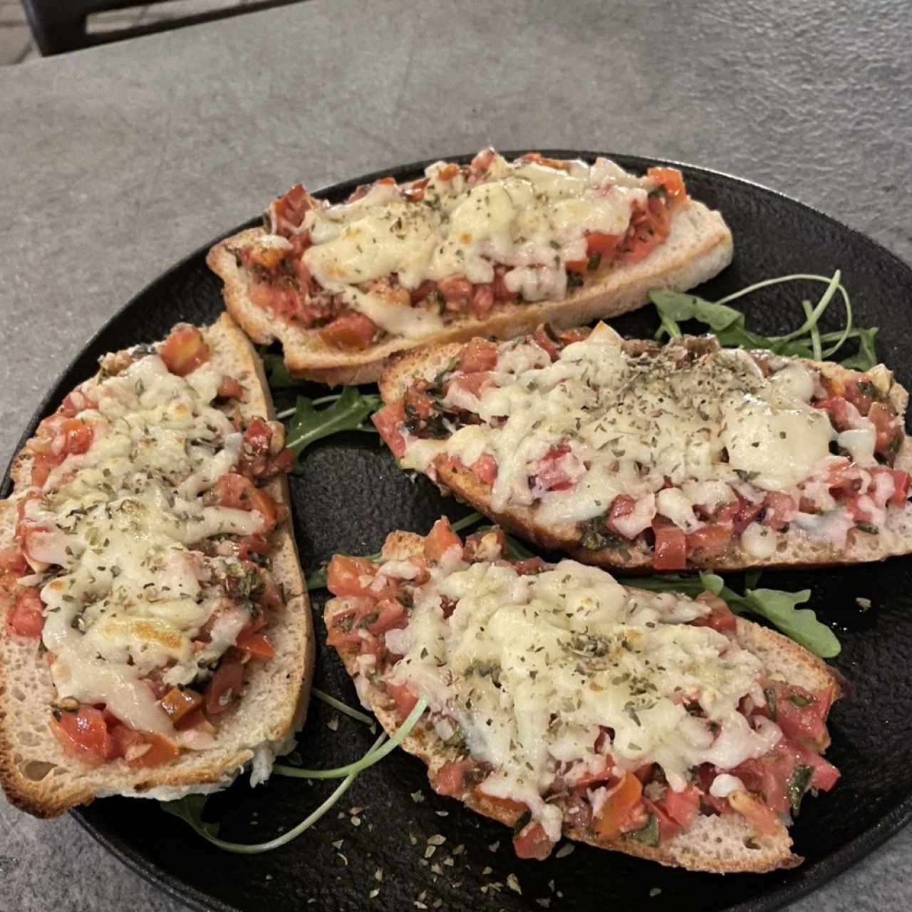 ENTRADAS - Bruschetta Tricolore