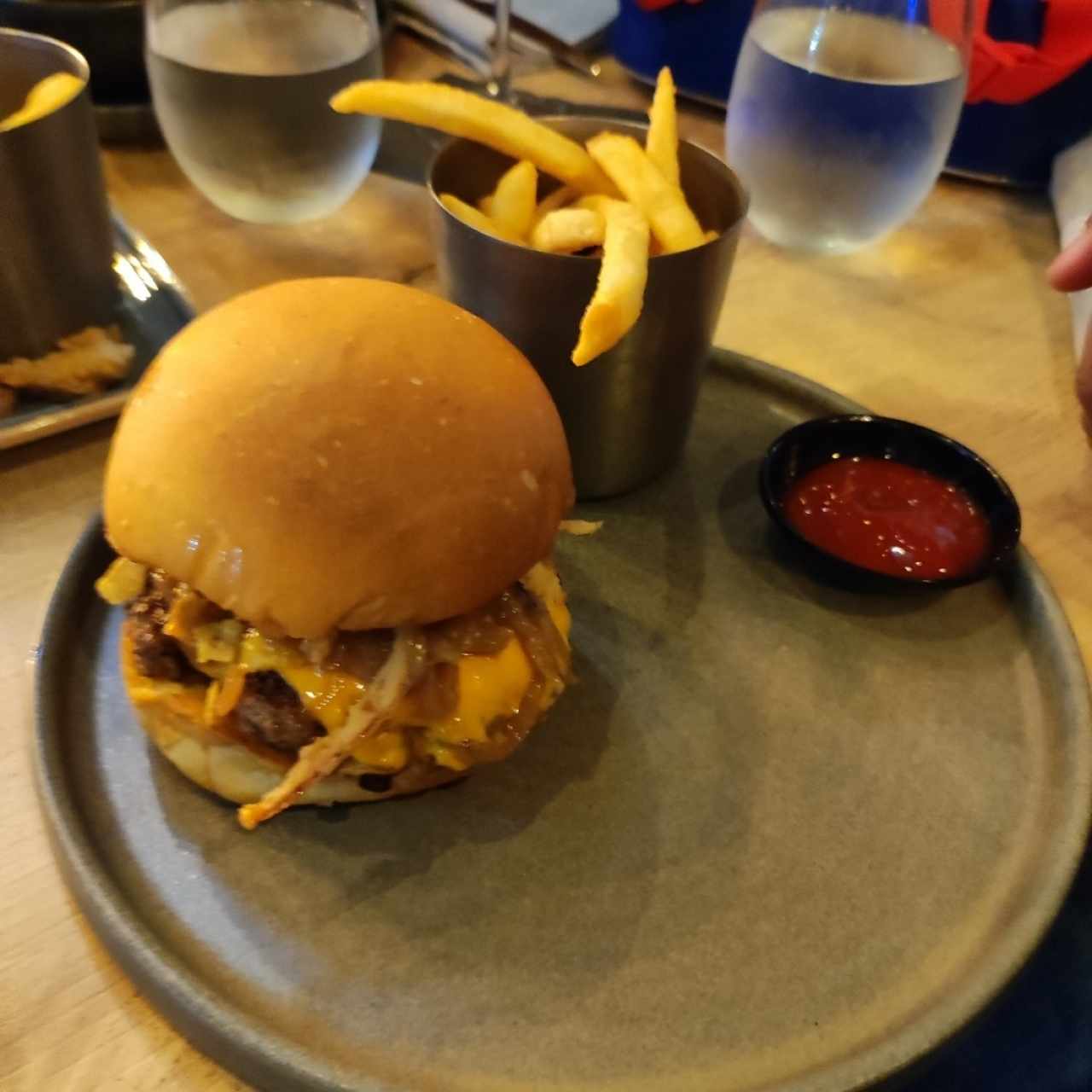BURGERS - LUCY LEE