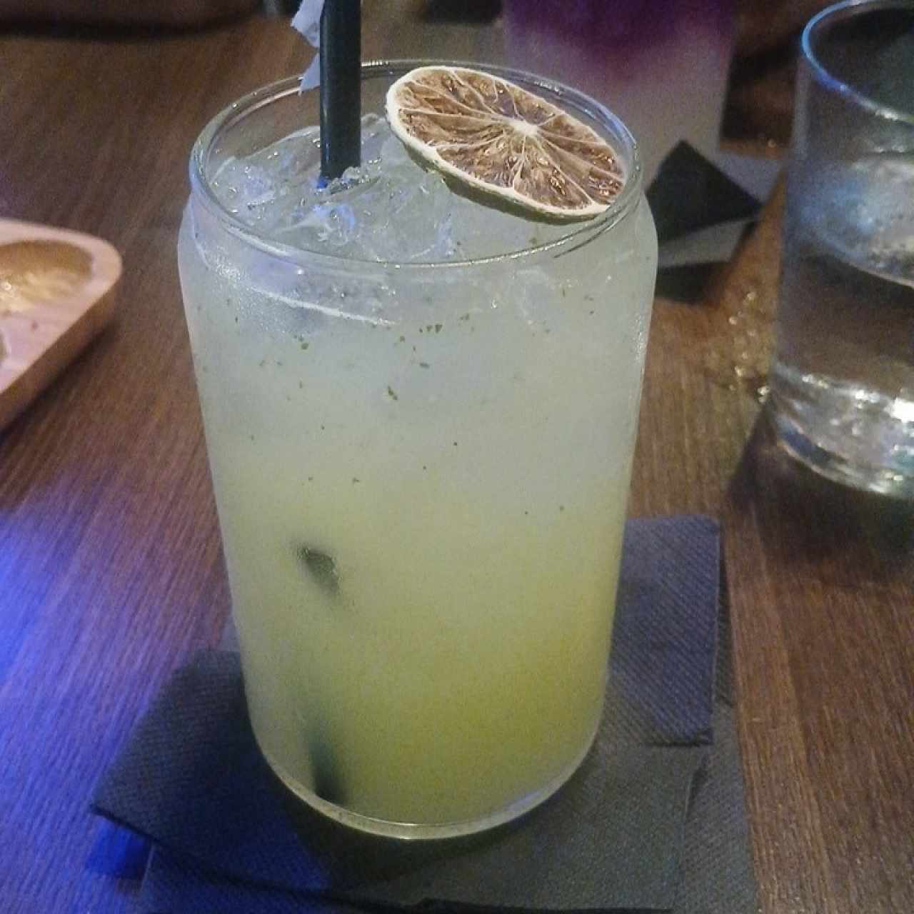 limonada con hierba buena