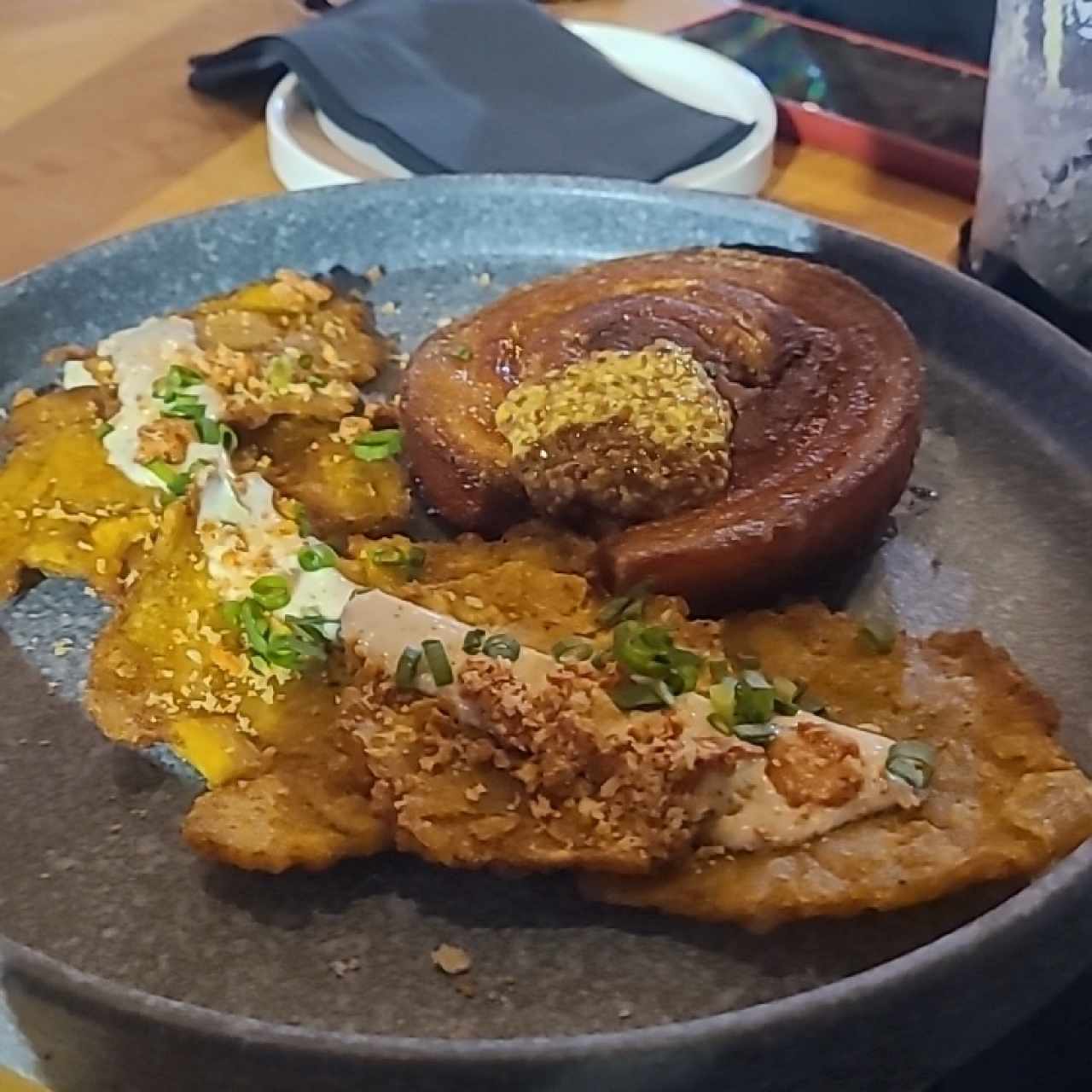 PLATOS FUERTES - CHICHARRÓN ENROSCADO