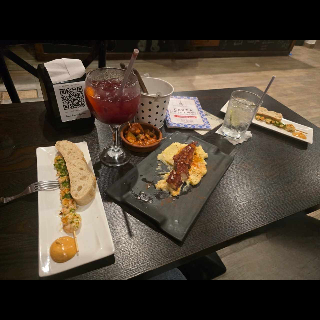 Pinchos de camarones, Pulpo al grill y papas bravas