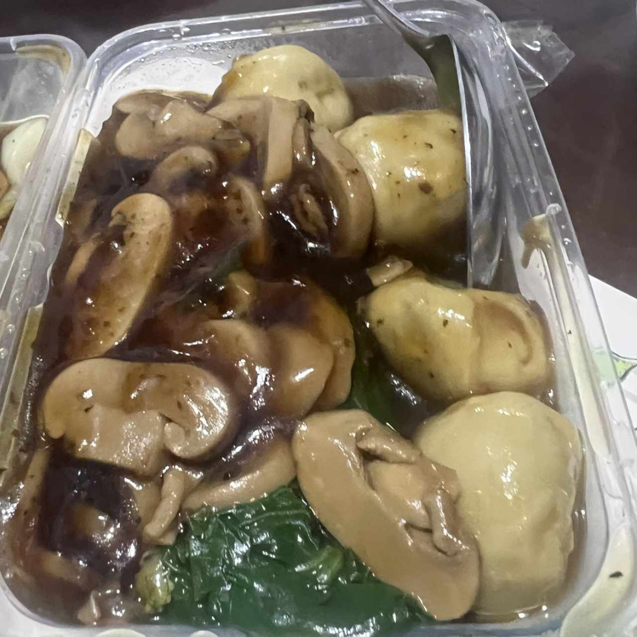 Hongos con bolitas de carne
