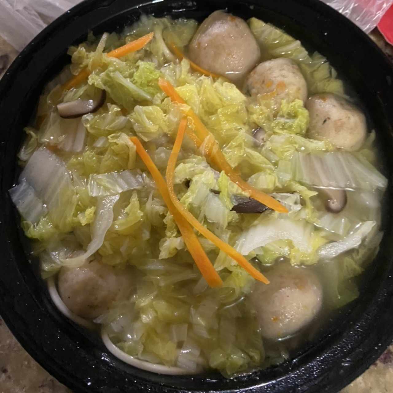 Sopa de fildeos con bolita de pescado