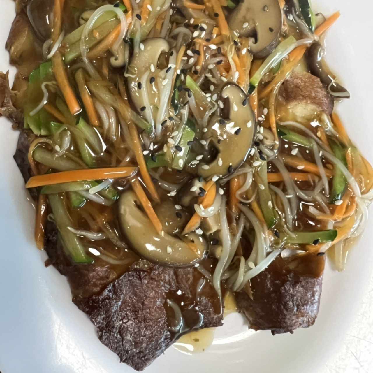 Carne Ahumada en Salsa de Hongos con Vegetales
