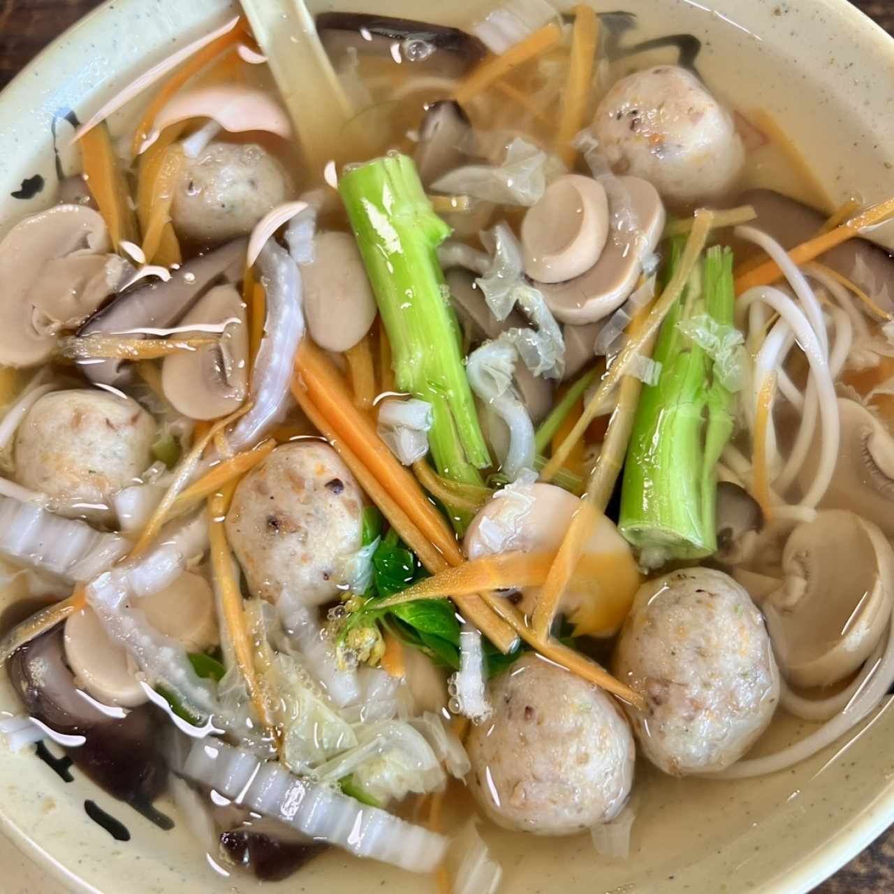 Sopa de Fideo Con Bolita de Pescado