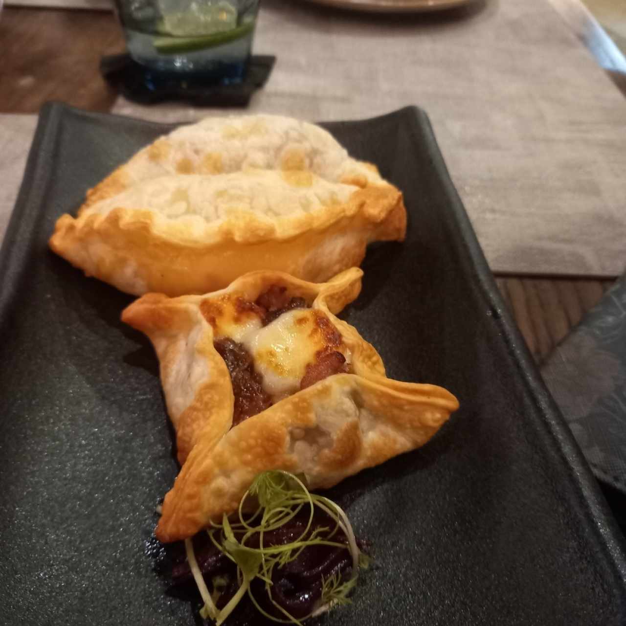 trío de empanadas Argentinas. De Carne, Humito y jalea de ciruela con bacon. 