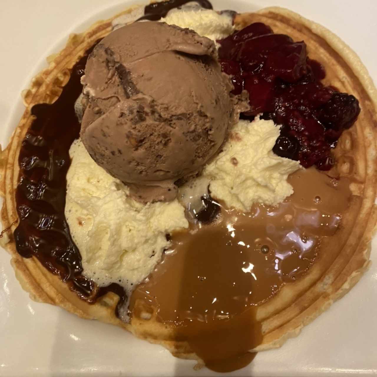 Waffle especial sin durazno con extra de nutella y helado de avellana