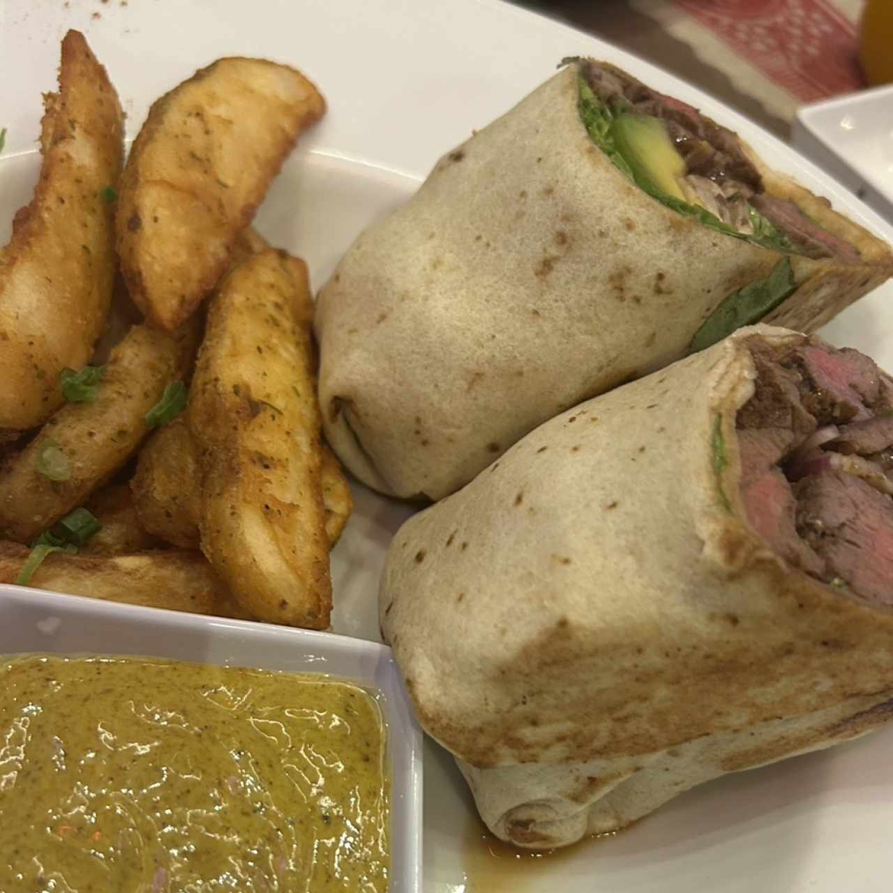 Wrap de Filetes de Res con Salsa de Curry