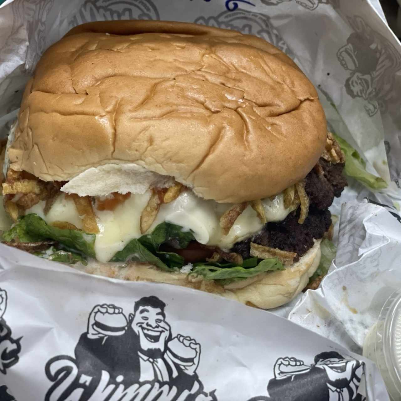 Clasica doble de carne con queso de mano