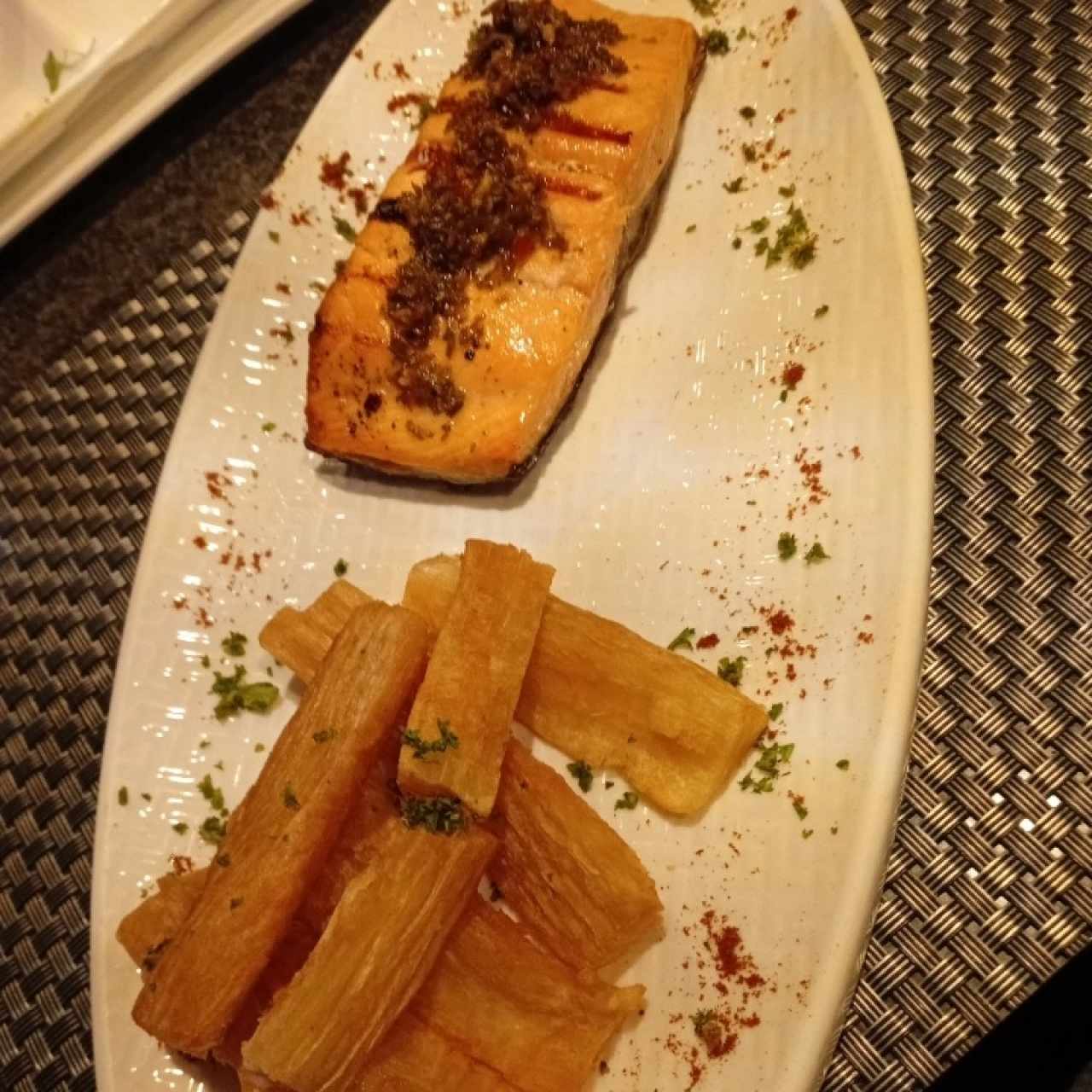 Salmón con salsa de maracuyá