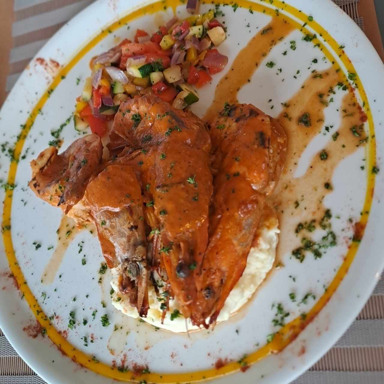 langostinos con puré y vegetales 