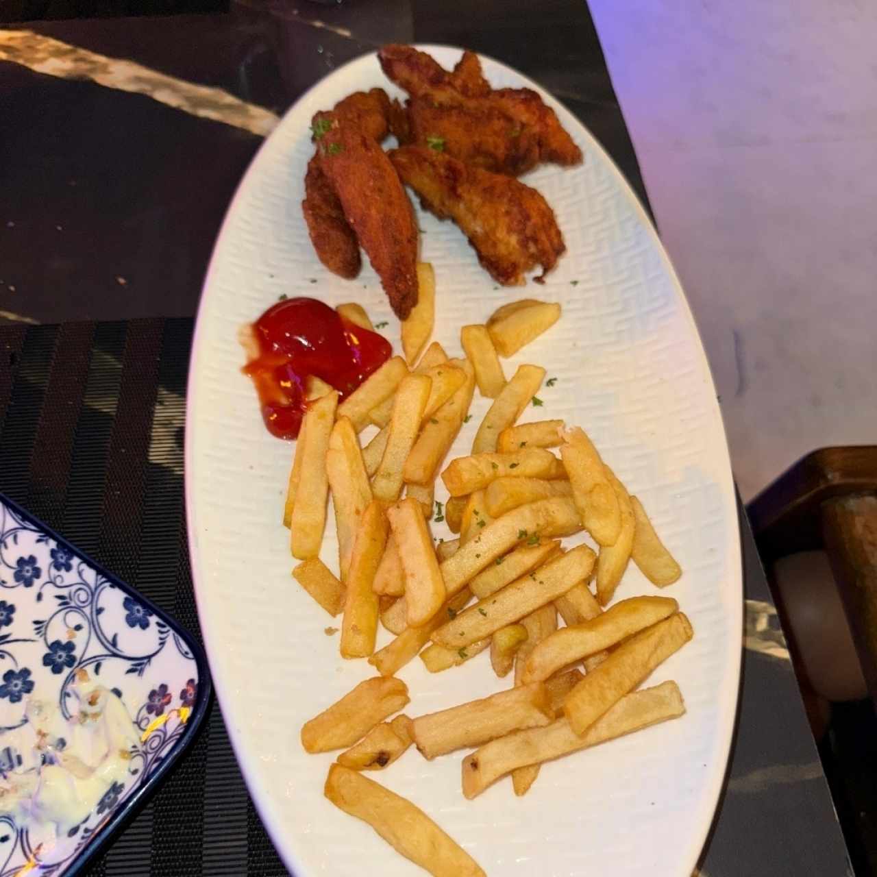 Deditos de pollo con papas 