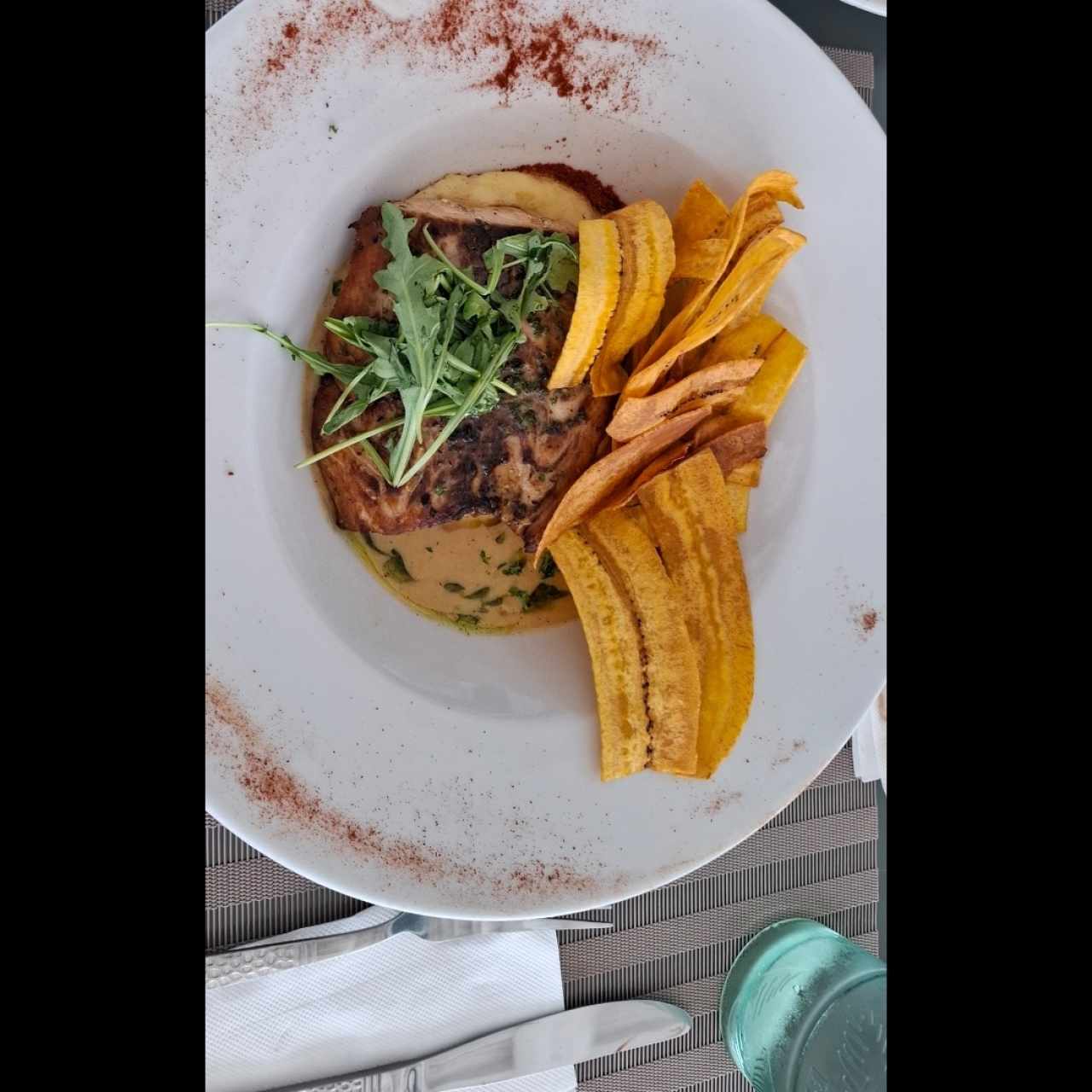 Filete de pescado con salsa de coco y mango 