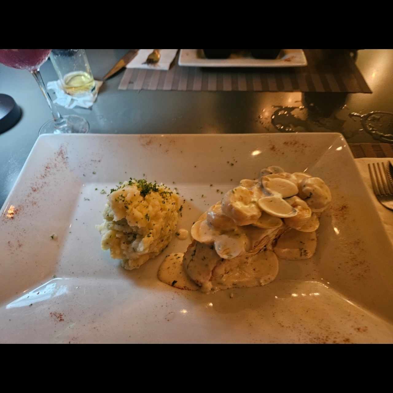 Salmon en salsa e camarones y almejas con pure de papas