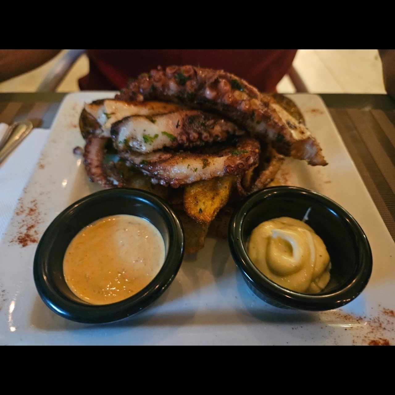 Pulpo al.grill con papa al horno. 