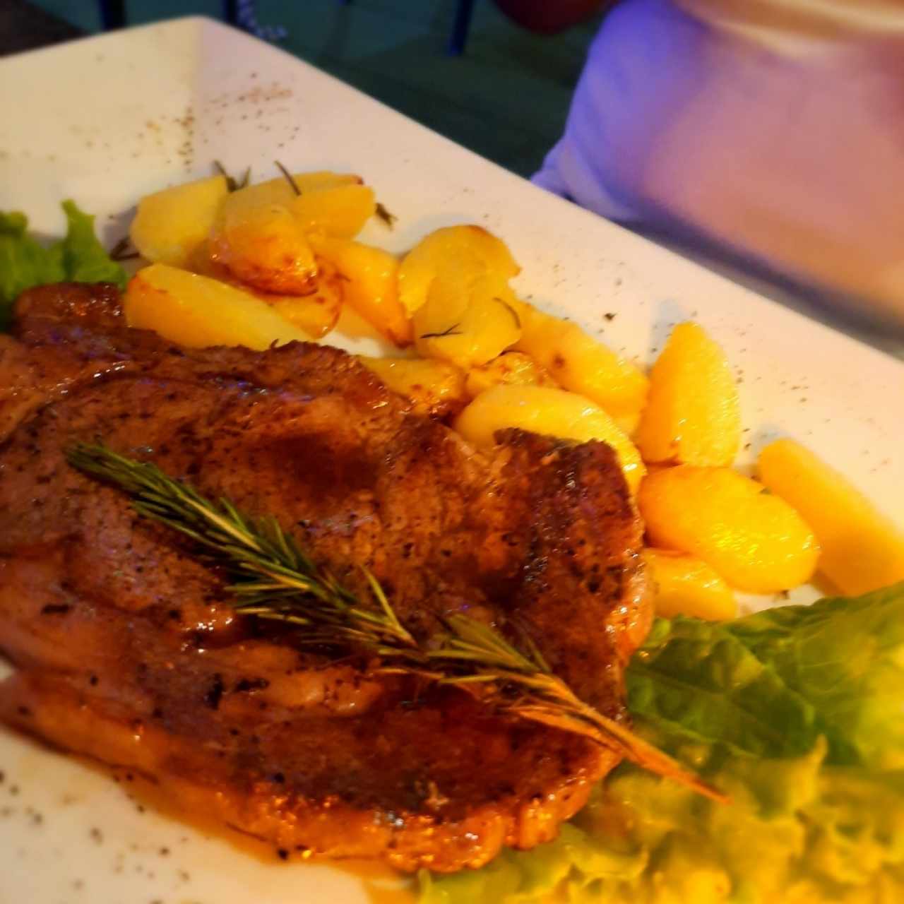 Ribeye con papas salteadas 