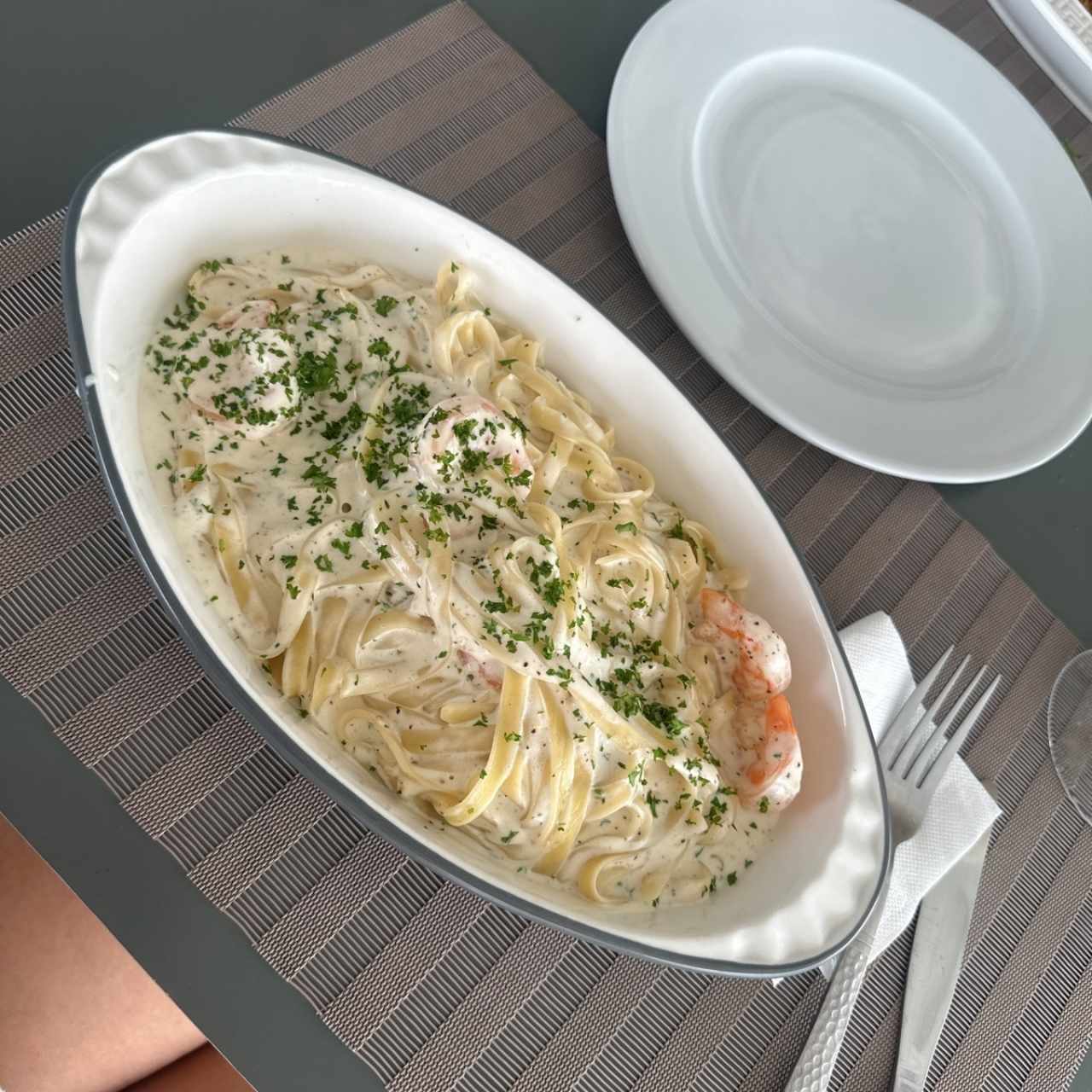 Fettuccine Alfredo con Camarones