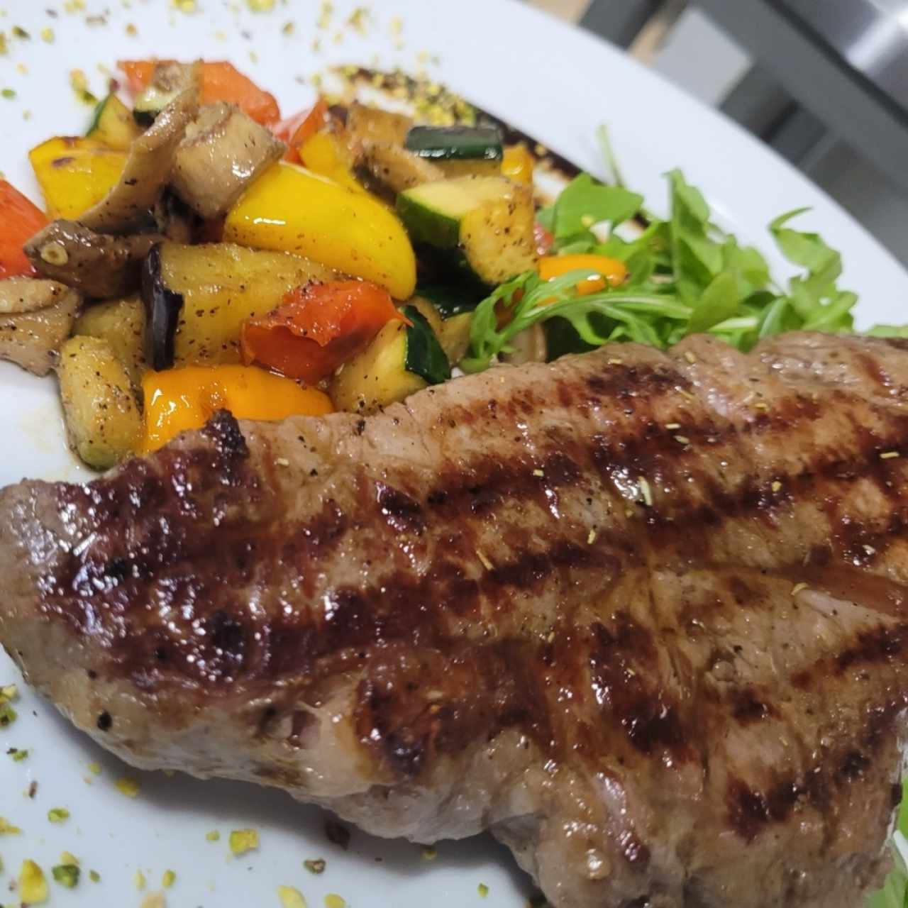 tahliata de carne con vegetales 
