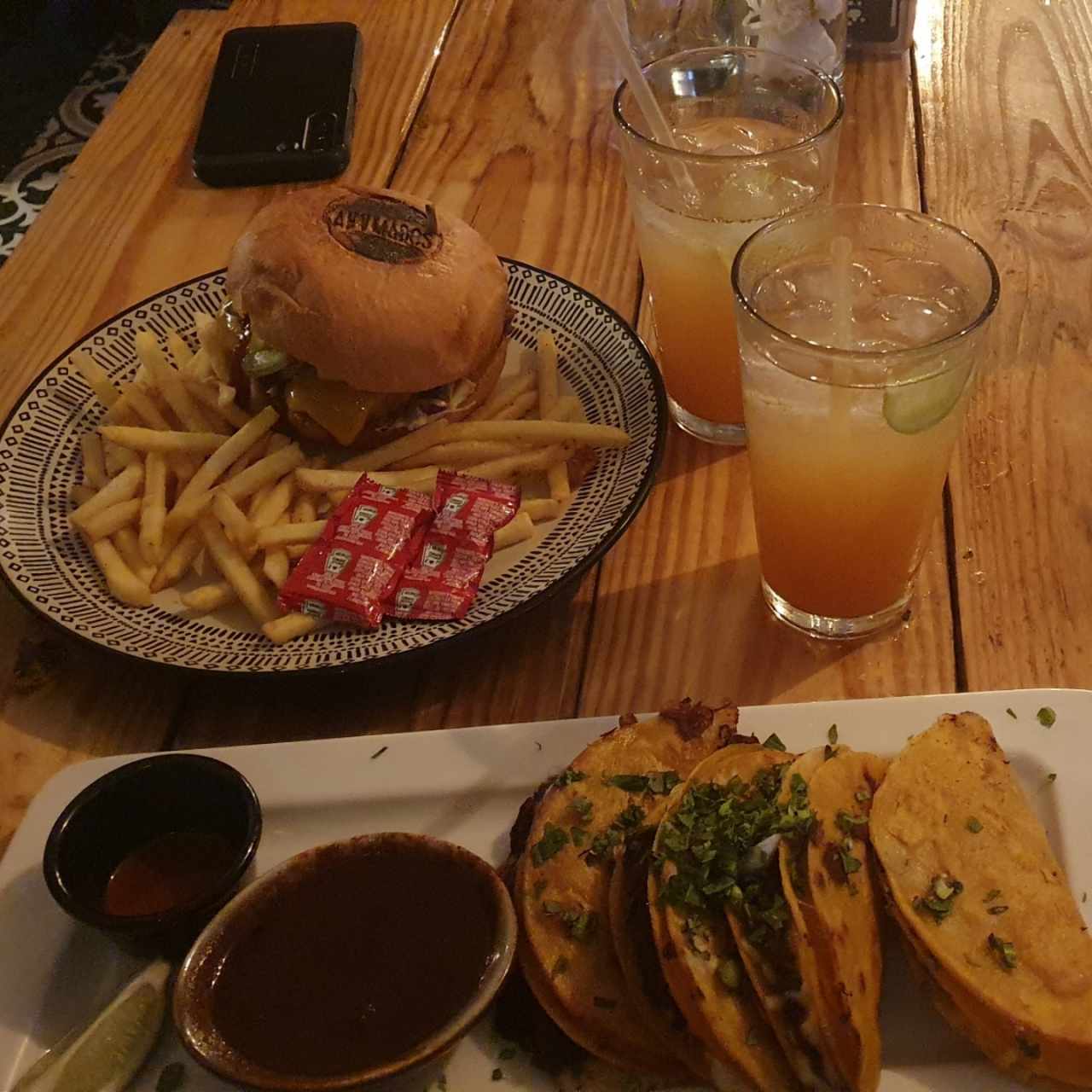 tacos de birria y chicken burger